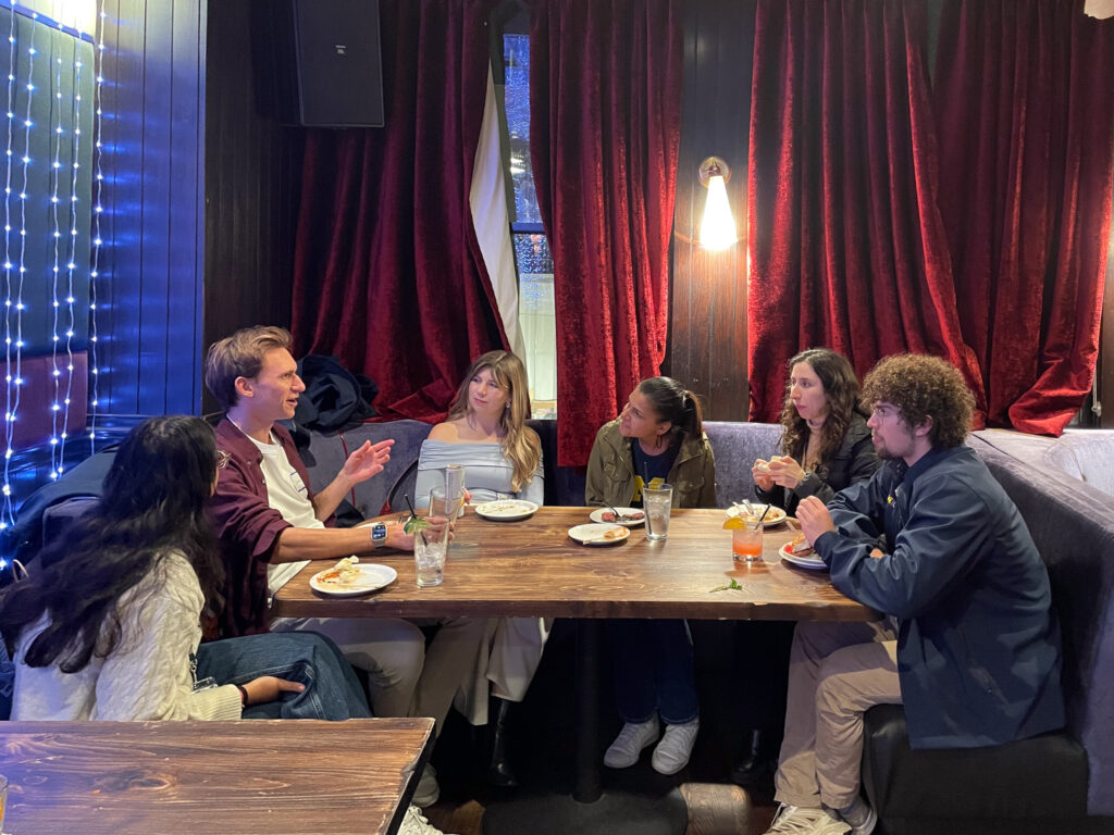 students chat with alumni at an alumni networking dinner